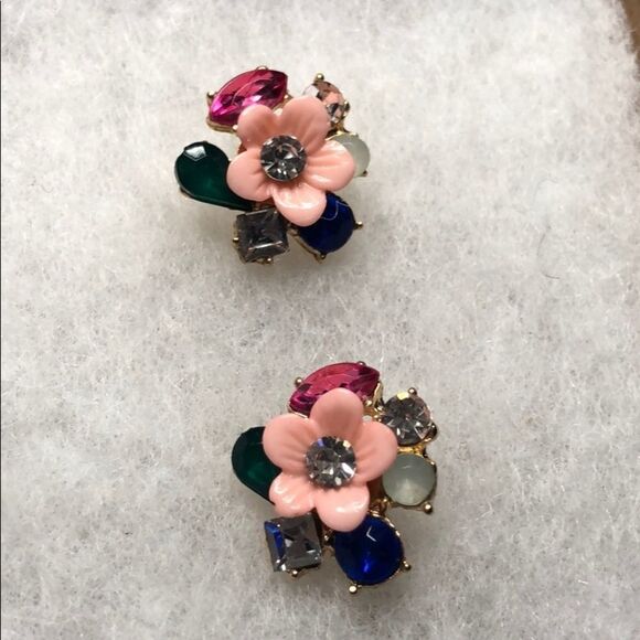 Flower and gem earrings on gold tone backing - Picture 3 of 8